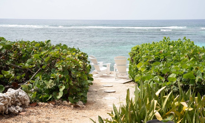 Bodden Town Condominio | Ocean Front Stunning Views and Private Romantic Peninsula!