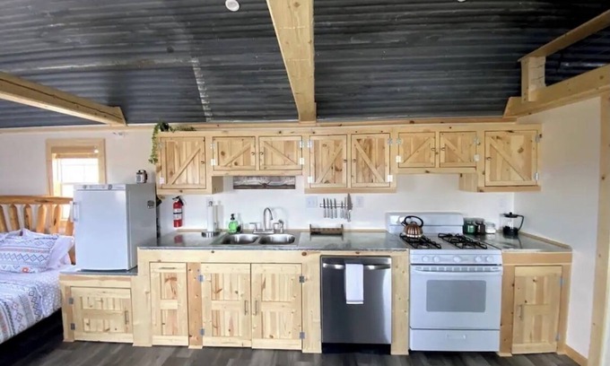 Blanca Cabina | Peaceful off-grid cabin at Alamo Alpaca Ranch PET FRIENDLY