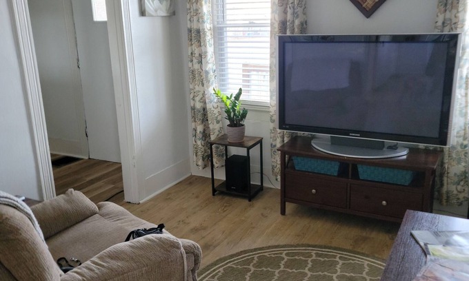 Geneva Casa | Peaceful, pet friendly and newly remodeled Geneva home