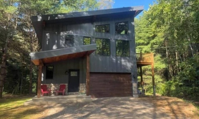 McArthur Cabina | Peaceful Pines
