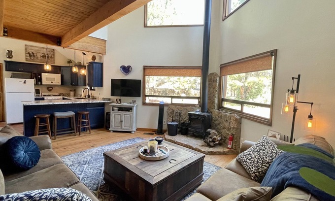 Flagstaff Cabina | Peaceful Pines Cabin -3 fenced acres, trails, slopes, downtown Flagstaff close!