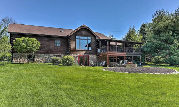 Lake Ariel Cabina | Peaceful Poconos Cabin < 1 Mi to Lake Henry!