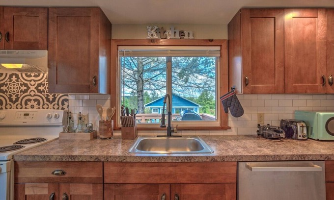 Sciota Cabina | Peaceful Poconos Creekside Cabin w/private trails Hot Tub