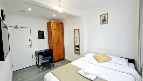 Clayhall Apartamento | Peaceful & Private 2-Bedroom Suite - A London Gem