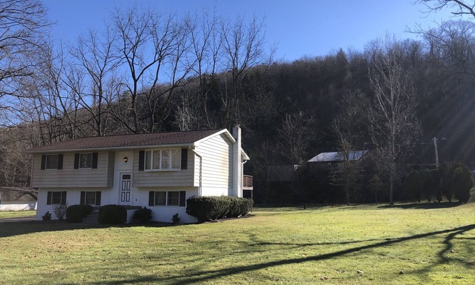 Duncansville Casa | Peaceful Puzzletown, come enjoy the quiet at the foot of the mountains.