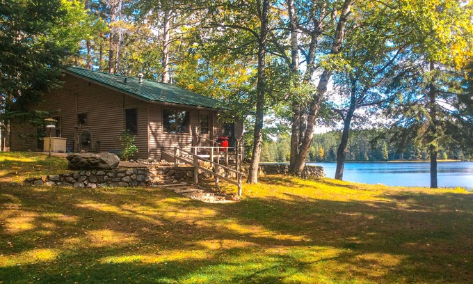 Rhinelander Casa | Se admiten perros, cabaña frente al lago con embarcadero privado, hoguera y chimenea de gas