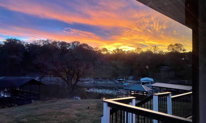 Oak Grove Casa | Peaceful Ranch Lake House