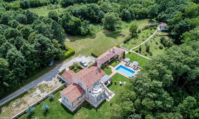 Prodol Villa | Tranquila y relajante villa con piscina rodeada de tilos, plantas y bosques.
