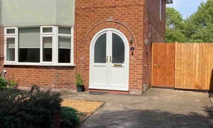 Chester Casa | Peaceful renovated home, fab location, pet friendly, garden & parking sleeps 5
