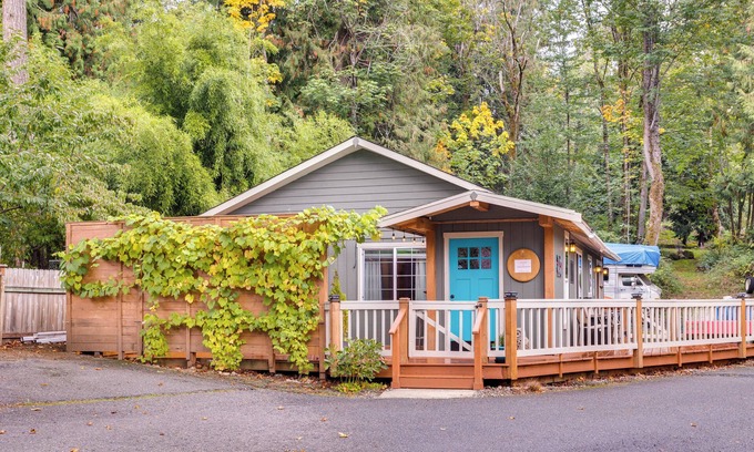 Maple Heights-Lake Desire Cabaña | Peaceful Renton Retreat w/ Hot Tub Access!