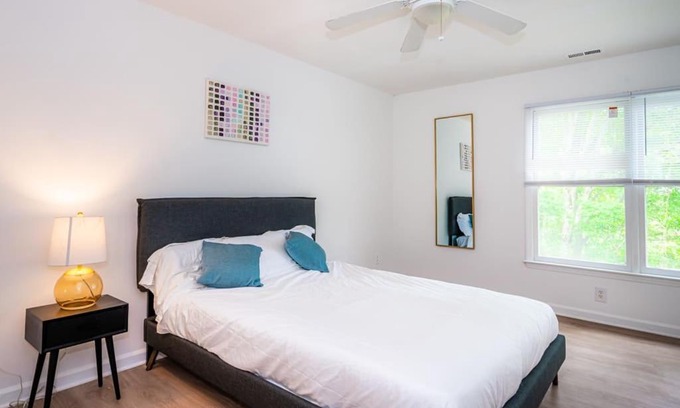 Durham Apartamento | Viagem Bright and Green 1BR with Parking
