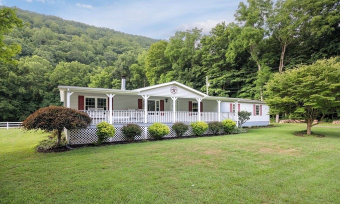 Glace Casa | Peaceful Retreat on Potts Creek. Pet Friendly!