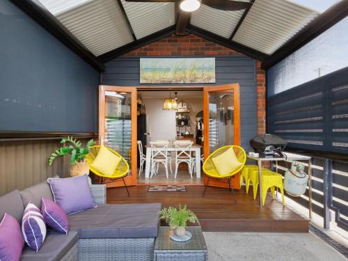 Semaphore Apartamento | Peaceful Retreat Steps from Semaphore Beach