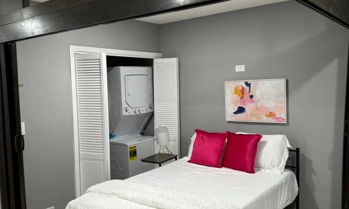 Franklin Park Apartamento | Peaceful Retreat: 10Mins to Airport, Free Parking