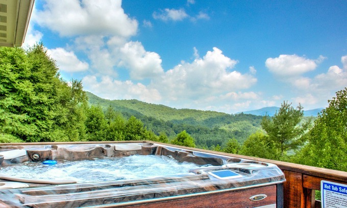 Waynesville Casa | Peaceful Rise | Hot Tub, EV Charger & Views⛰️ Near Waynesville + Biltmore Pass