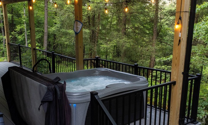 Bruceton Mills Cabina | Peaceful Riverside Cabin with Hot Tub. Near WVU & Cheat Lake. Sleeps 10