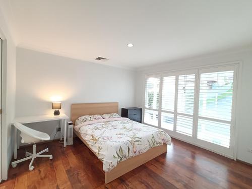 Baulkham Hills Casa | Peaceful Room with Attached Bathroom in Modern, Baulkham Hills Home - BH0