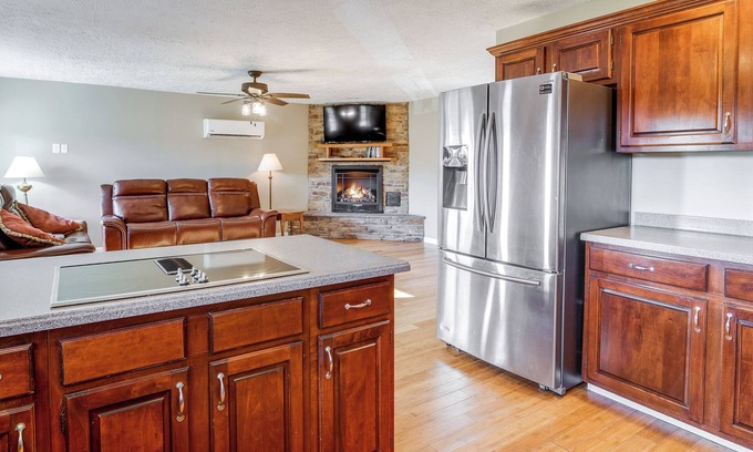 Russell Springs Cabaña | Peaceful Russell Springs Home w/ Fire Pit & Pond!