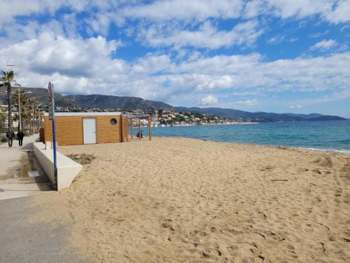 La Faviere Apartamento | Peaceful Seaview Apartment with Beach & Pool Access, Air Conditioning