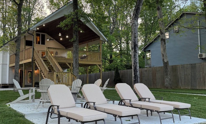 Florence Casa | Peaceful Shoal Creek Retreat - Sleeps 14, Lakefront Views!
