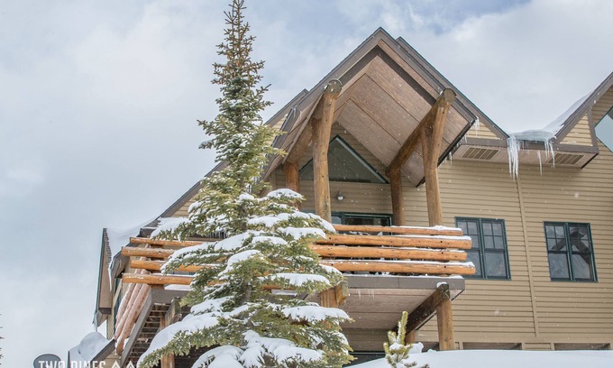 Saddle Ridge Casa | SKI IN / OUT-Saddle Ridge Townhome- ¡Acceso a Moonlight Club, vistas, bañera de hidromasaje y más!