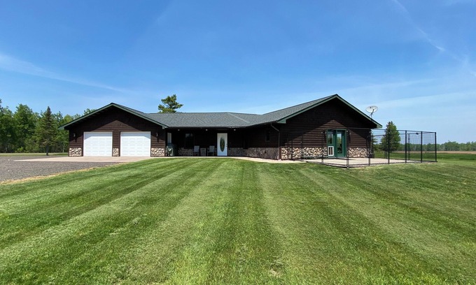 Brule Casa | Peaceful South Shore Retreat – Enjoy Mowed Walking Trails & Modern Comforts