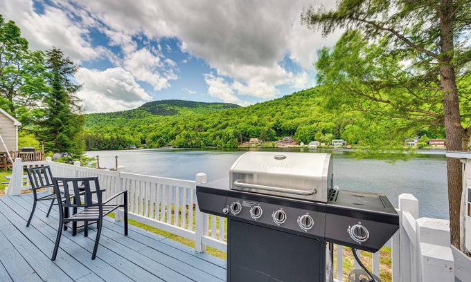Stark Cabaña | Peaceful Stark Cottage w/ Deck on South Ponds!