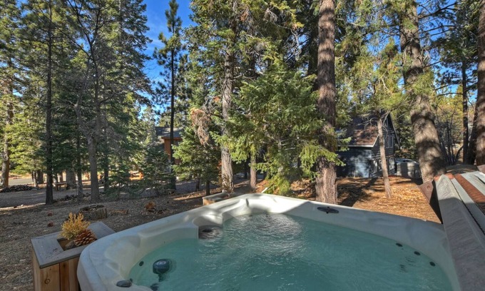 Upper Moonridge Cabina | Peaceful Sunshine Chalet with Hot Tub