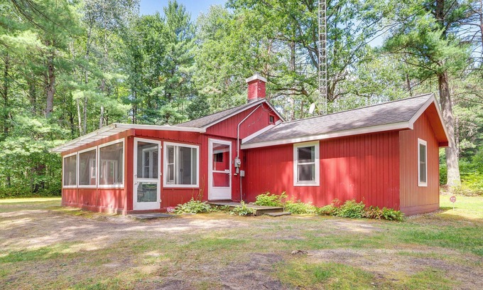 Mayfield Cabina | Peaceful Traverse City Cabin ~ 16 Mi to Dtwn!