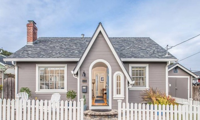 Pacific Grove Cabaña | Peaceful, Updated Cottage. Walk to Town & Beach. 2 Aquarium Guest Passes.