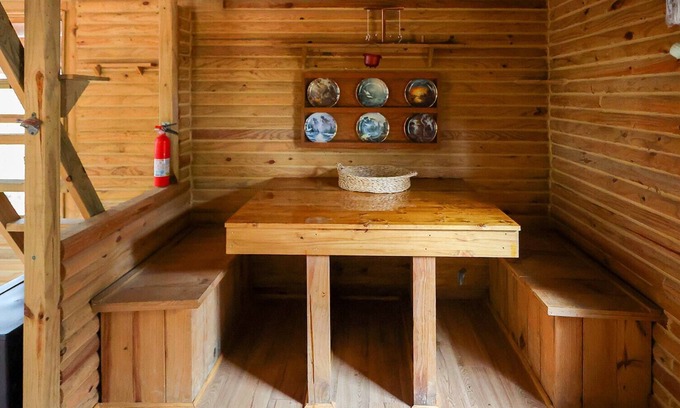 Columbiana Cabina | Peaceful Valley Rustic Cabin Getaway