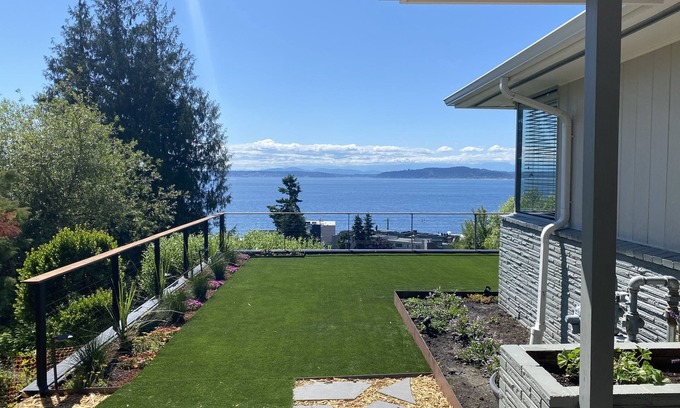 Alki Casa | Peaceful View Home with a Cozy Modern feel walking distance to the beach
