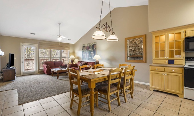 Branson West Condominio | Peaceful Views and Sweet Dreams - Condo near Silver Dollar City