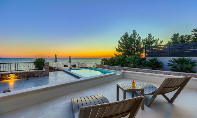 Ivan Dolac Villa | Peaceful Villa Luce di Mare - heated pool sauna