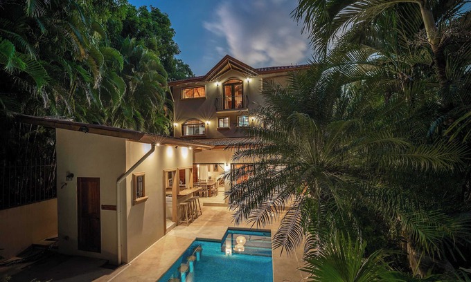 Playa Guiones Villa | Recientemente renovado, Sección K, a 4 minutos a pie de Surf, WIFI, cerca de Yoga