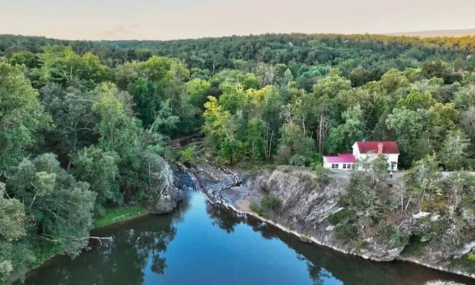 Berkeley Springs Cabaña | Peaceful Waterfall House -- 2 bedroom hidden treasure