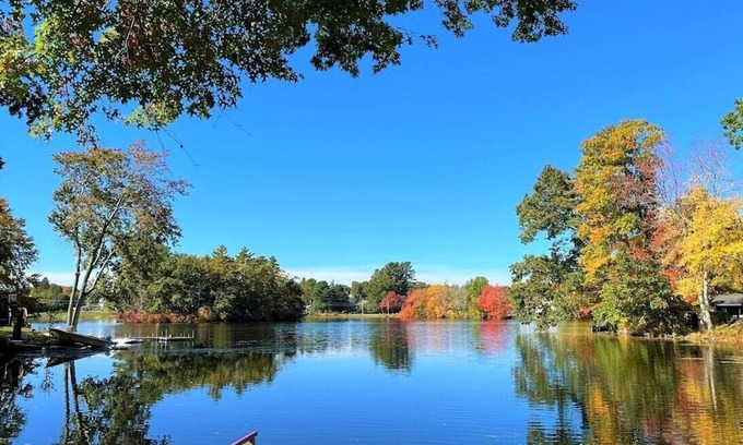 Jewett City Cabaña | Stylish Modern WATERFRONT Cottage Near Mystic and Casinos