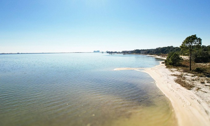 Navarre Cabaña | Peaceful Waterfront Cottage