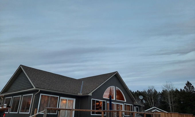 Weslemkoon Cabaña | Peaceful Waterfront Lake House on Weslemkoon Lake