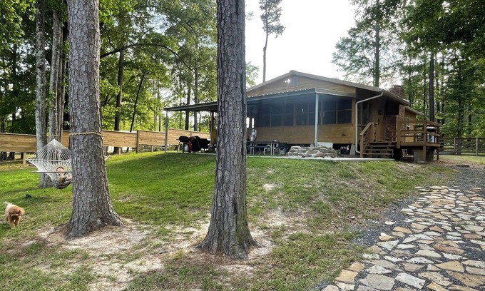 Negreet Cabina | Peaceful Waterfront Retreat – Fish, Grill & Relax!