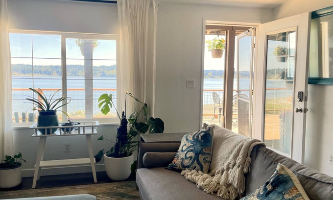 Silverdale Casa | Peaceful waterfront 2-bed bungalow with huge deck, amazing views