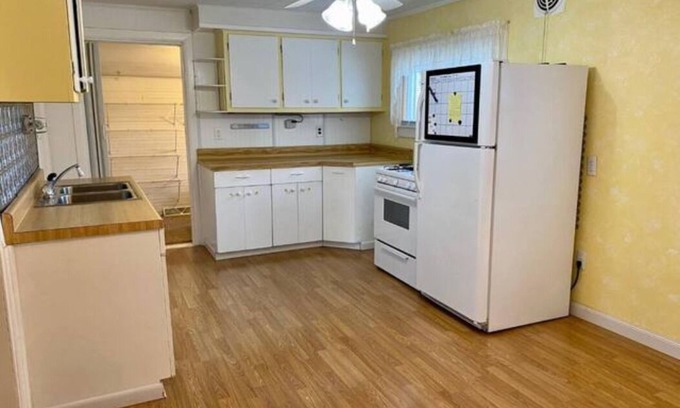 Robertsdale Casa | Peaceful Whiting Full Home Near Lakes, Parks, Chicago, and Hammond