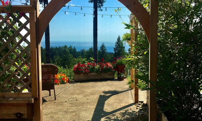 Brookings Cabaña | Peacefull hilltop cottage with huge ocean views!