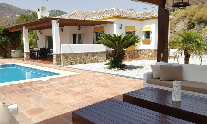 Cómpeta Villa | Villa moderna en una zona tranquila con piscina privada, vista panorámica y WiFi.
