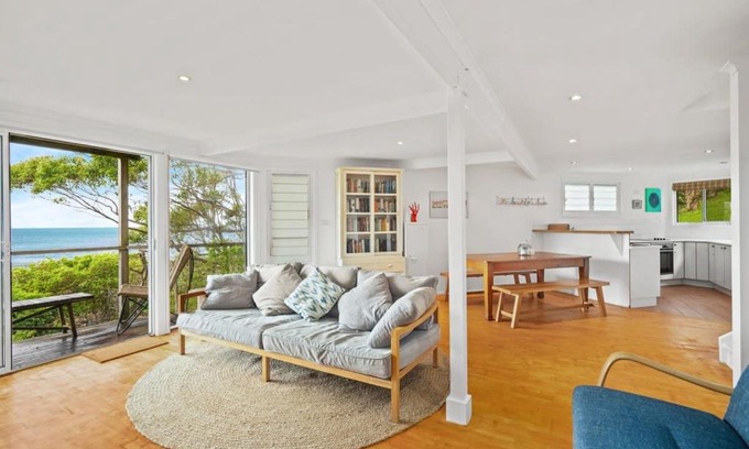 Copacabana Casa | Peacefully Uphill 2-bed Home with Gorgeous Seaview
