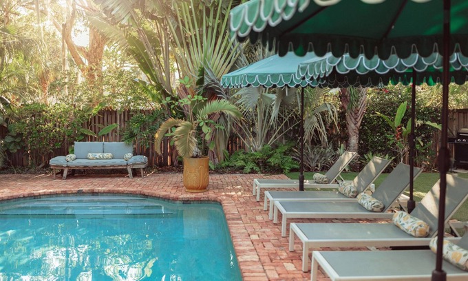 Palm Beach - West Palm Beach Cabaña | Peach Cottage: Palm Beach-style bliss, shared pool