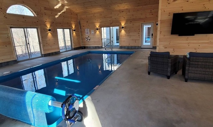 Logan Cabina | Peach Tree Lodge - Indoor Saltwater Pool