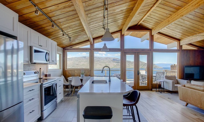 Central Okanagan Casa | Peachy Getaway with outstanding lake views