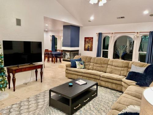 Ahwahnee Casa | Peacock House Sleeps 12 Hot Tub Game Room