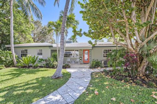 Parrot Cove Casa | Peacock Oasis - Retro Vibes and Poolside Lounging in Parrot Cove